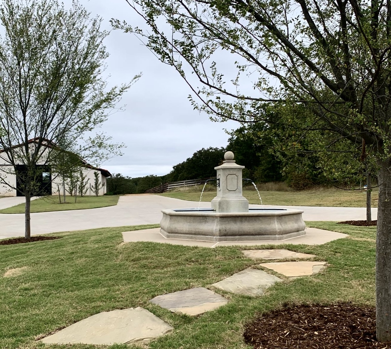 Landscaping fountain with flagstone pavers